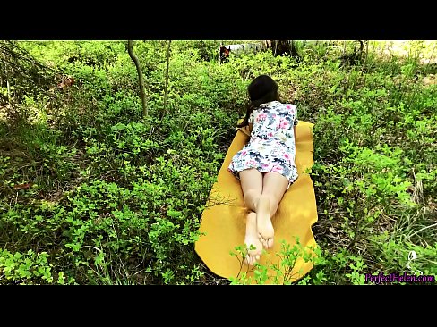 ❤️ Un străin de pe Tinder îmi masturbează păsărica și o fute cu pasiune în pădure ❤️  at us ☑